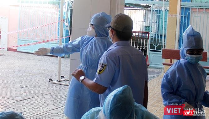 Nguyễn Thị Hồng Ngọc tới từ Hải Dương đang phân luồng cho các cô chú ở chợ Bà Chiểu (TP.HCM) vào khu vực lấy mẫu xét nghiệm. Ảnh: GVT. Nguyễn Thị Hồng Ngọc tới từ Hải Dương đang phân luồng cho các cô chú ở chợ Bà Chiểu (TP.HCM) vào khu vực lấy mẫu xét nghiệm. Ảnh: GVT.