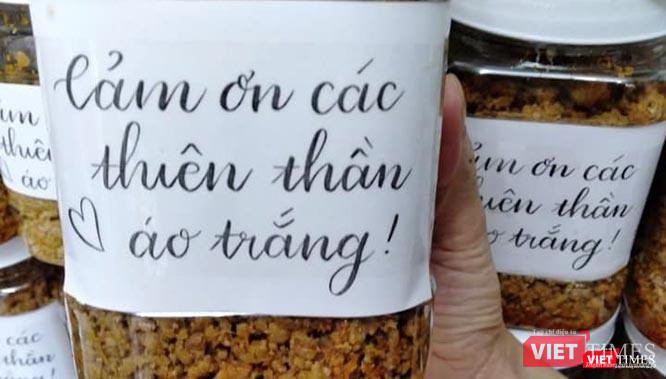 Lời cám ơn chân thành từ bà con miền Nam gửi tới những y, bác sĩ tới từ Bệnh viện Bạch Mai (Hà Nội) tăng cường cho TP.HCM. Ảnh: Vy Lê.