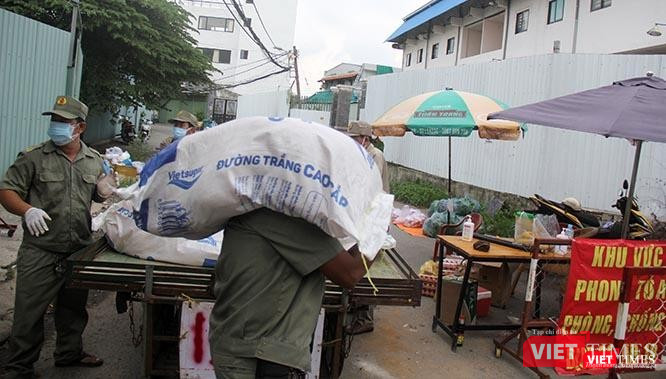 Xe lôi, phương tiện quen thuộc của bà con lao động ở Sài Gòn được trưng dụng để đưa gạo vào tiếp tế cho các hộ dân bị phong toả ở đường Nguyễn Văn Giáp (Q.2 cũ) trưa ngày 1/6/2021. Thậm chí, chủ vựa gạo còn không kịp chuẩn bị bao, đành lấy luôn bao đựng đường đóng gạo. Ảnh: GVT.