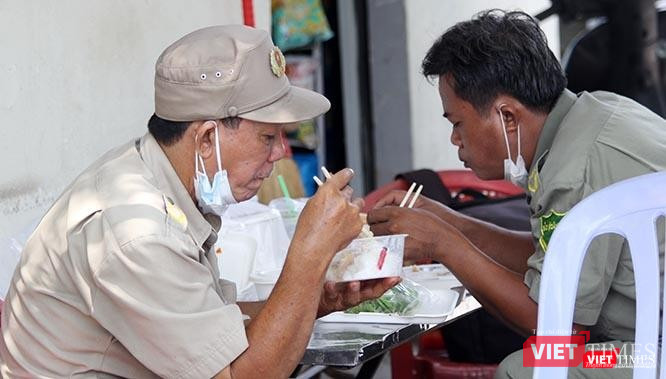 Bữa ăn trưa của những tự vệ dân phố ở khu vực 1 (TP. Thủ Đức, TP.HCM) đã hơn 3 tháng nay. Ảnh: GVT.