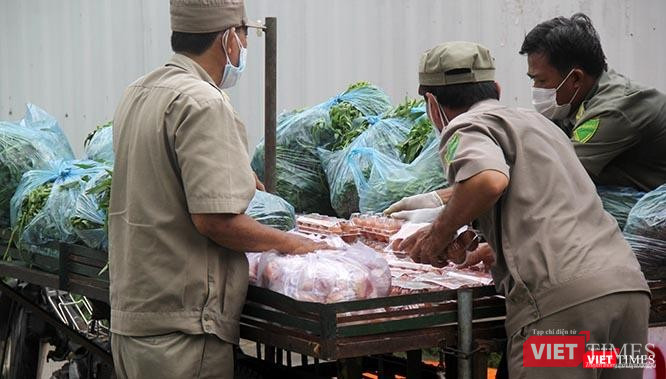 "Hậu cần", thứ mà những người dân cần nhất khi phong toả, được bà con góp gom ủng hộ, còn lực lượng dân quân, tự vệ nghiễm nhiên trở thành người vận chuyển sau rào phong toả. Ảnh: GVT.