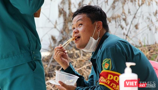Những bữa ăn trưa phong toả từ những ngày cuối tháng 5/2021, nay đã kéo dài tới giữa tháng 8/2021 ở TP. Thủ Đức. Ảnh: GVT.