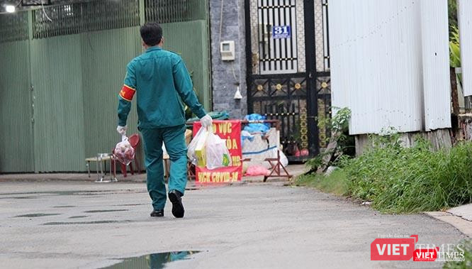 Dân phòng ở khu vực đường Nguyễn Văn Giáp trở thành các "shipper bất đắc dĩ" khi con đường này bị phong toả trưa 31/5/2021. Ảnh chụp lúc 11h ngày 1/6/2021. Ảnh: GVT.