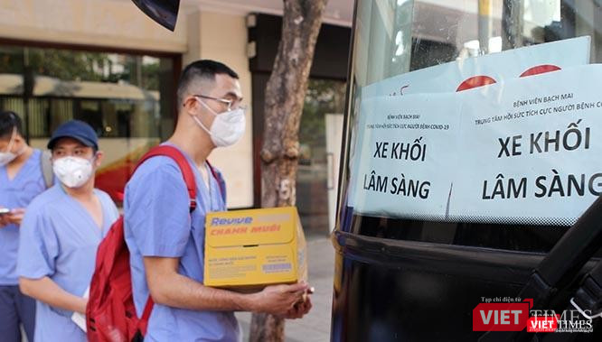 Nhiều y, bác sĩ nam tăng cường cho TP.HCM tới từ Hà Nội đã chủ động "xuống tóc" cho đỡ vướng víu khi mặc đồ bảo hộ bước vào khu vực điều trị. "Đằng nào tóc cũng mọc lại nhanh thôi mà", một bác sĩ đùa vui. Ảnh: GVT.