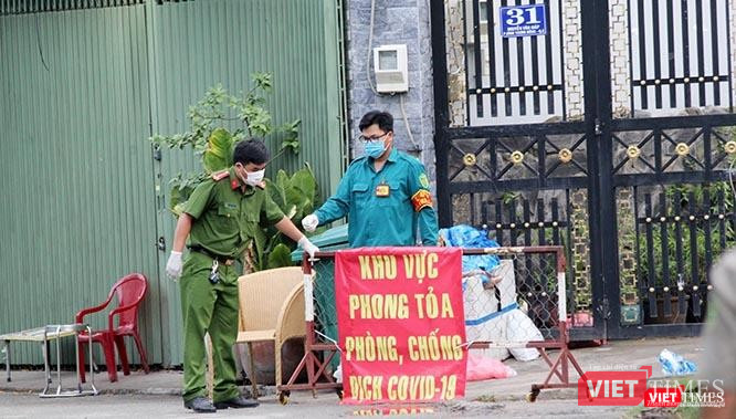 Thượng uý Võ Huy Khang tại cổng số nhà 31 đường Nguyễn Văn Giáp (Q.2 cũ) lúc 10 sáng ngày 1/6/2021. Toàn bộ con đường này bị phong toả vì phát hiện F0 ngày 31/5/2021. Ảnh: GVT.