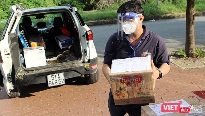 Không quản ngại mưa nắng, "shipper bất đắc dĩ" luôn sẵn sàng lên đường với mong muốn Sài Gòn sẽ sớm khoẻ lại. Ảnh: GVT.