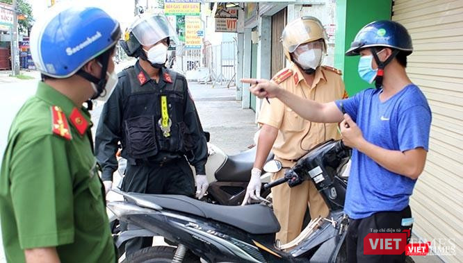 Thanh niên tới tìm tổ công tác để livestream "quay vào ô mất lượt" khi xe máy bị đưa về khu vực tạm giữ trưa ngày 29/6 tại chốt tuần tra kiểm soát đường Đỗ Xuân Hợp - Nguyễn Duy Trinh (khu vực 1 Tp. Thủ Đức). Ảnh: GVT.