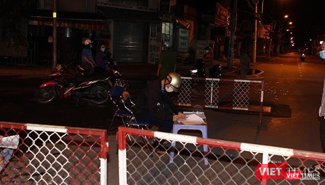 Một người dân ra đường không có lý do hợp lý đêm 27/7 tại chốt chặn trên đường Nguyễn Duy Trinh (khu vực 1 TP. Thủ Đức). Ảnh: GVT.