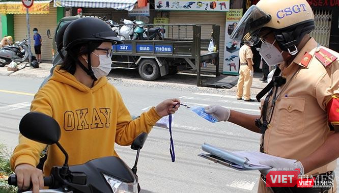 Trưa ngày 29/7, chỉ có những người dân có lý do hợp lý mới được phép lưu thông qua trạm kiểm soát lưu động ở đường Đỗ Xuân Hợp (khu vực 1 TP. Thủ Đức). Ảnh: GVT.