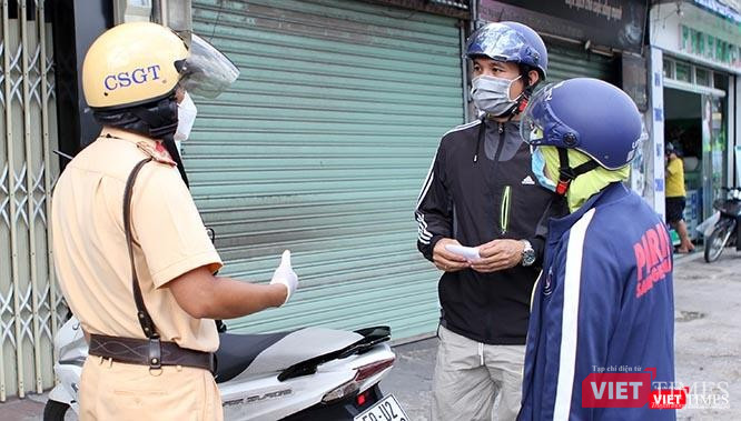"Ở chốt này các em có thể đi qua, nhưng còn rất nhiều chốt nữa đó”, đại uý Nguyễn Trần Đông khuyên khi nghe hai vợ chồng trình bày là không còn tiền để bám trụ lại nữa khi giãn cách xã hội đã kéo dài 2 tháng nay. Ảnh: GVT.