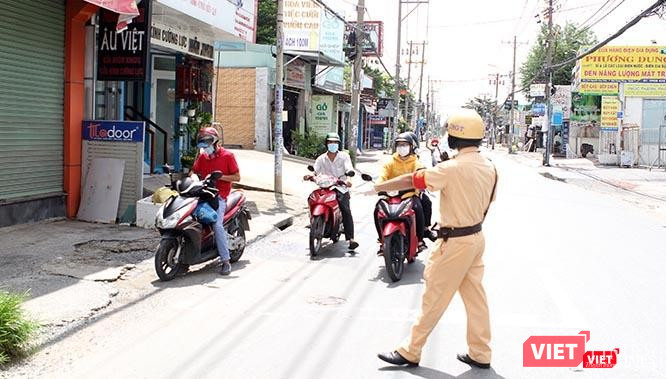 Mọi người dân ra đường phải có lý do thiết yếu. Ảnh chụp tại ngã ba Nguyễn Duy Trinh - Đỗ Xuân Hợp (khu vực 1 TP. Thủ Đức, Q.2 cũ) trưa ngày 29/7. Ảnh: GVT.