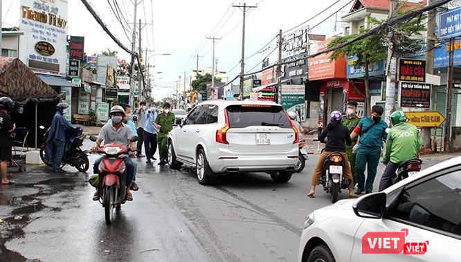 Các chốt kiểm soát ngăn cách giữa các phường, quận đã được thiết lập từ 18h ngày 26/7 tại TP.HCM. Ảnh: GVT.
