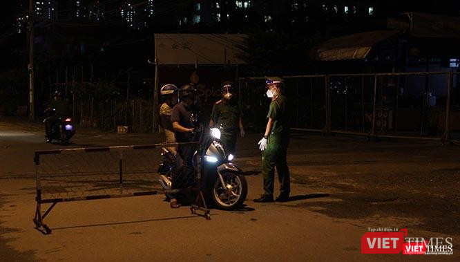 Tại chốt kiểm soát sát phường An Phú, chỉ những người dân có việc khẩn cấp mới được cho qua. Mặc dù, đường Nguyễn Hoàng vốn dĩ trước đây luôn nườm nượp xe cộ. Ảnh: GVT.