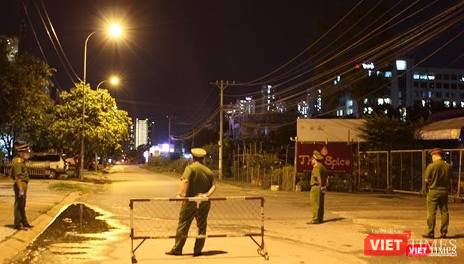 Chốt kiểm soát tại phường An Phú (khu vực 1 TP. Thủ Đức), ngã 3 Nguyễn Hoàng - Lương Định Của lúc 8h đêm ngày 27/7 vắng lặng bóng người và xe qua lại. Ảnh: GVT.