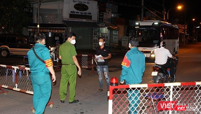 Đêm 27/7, tại chốt kiểm soát trên đường Nguyễn Duy Trinh, một tài xế trình bày là đang đưa xe về điểm đậu tại khu vực. Ảnh: GVT.