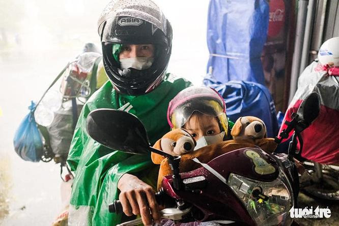 Người dân lặn lội mưa gió vượt hàng ngàn km bất chấp nguy hiểm để về quê. Ảnh: Tuổi trẻ. Người dân lặn lội mưa gió vượt hàng ngàn km bất chấp nguy hiểm để về quê. Ảnh: Tuổi trẻ.