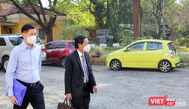 Ông Trần Vĩnh Tuyến (trái) ra toà cùng luật sư bào chữa là ông Phan Trung Hoài. Ảnh: GVT. Ông Trần Vĩnh Tuyến (trái) ra toà cùng luật sư bào chữa là ông Phan Trung Hoài. Ảnh: GVT.
