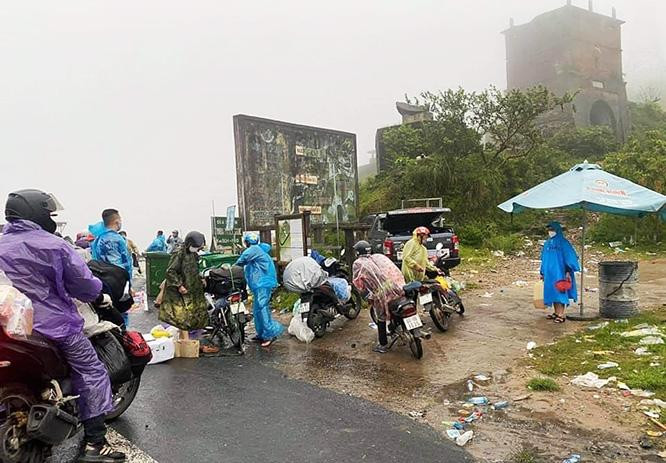 Những người lao động ngược ra Bắc được tiếp sức trên đỉnh đèo Hải Vân. Ảnh: IE. Những người lao động ngược ra Bắc được tiếp sức trên đỉnh đèo Hải Vân. Ảnh: IE.