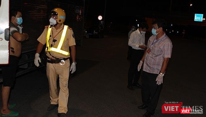 Các xe tải vận chuyển hàng hoá nếu không có đủ giấy tờ cho phép vận chuyển bị buộc phải quay đầu. Ảnh: GVT. Các xe tải vận chuyển hàng hoá nếu không có đủ giấy tờ cho phép vận chuyển bị buộc phải quay đầu. Ảnh: GVT.