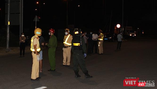 Nhiều chốt chặn như trong hình đã được thiết lập trên toàn TP.HCM từ 18h hôm qua (26/7/2021). Ảnh: GVT. Nhiều chốt chặn như trong hình đã được thiết lập trên toàn TP.HCM từ 18h hôm qua (26/7/2021). Ảnh: GVT.