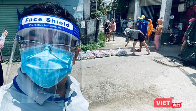 Bùi Văn Nghĩa "thồ hàng" đến giúp đỡ các khu vực xóm trọ gặp khó khăn về nhu yếu phẩm vào buổi sáng. Bùi Văn Nghĩa "thồ hàng" đến giúp đỡ các khu vực xóm trọ gặp khó khăn về nhu yếu phẩm vào buổi sáng.