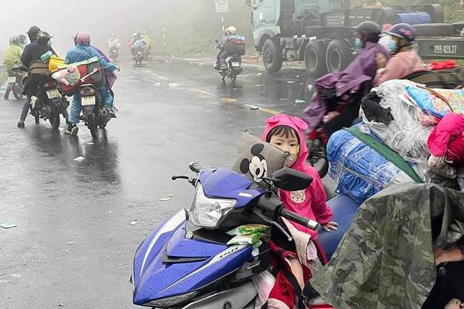 Những đoàn người liên tục ngược ra phía Bắc, vượt hàng ngàn km giữa cơn giá lạnh chỉ để mong sớm về lại quê nhà. Ảnh: IE. Những đoàn người liên tục ngược ra phía Bắc, vượt hàng ngàn km giữa cơn giá lạnh chỉ để mong sớm về lại quê nhà. Ảnh: IE.