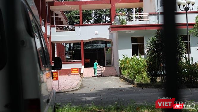 Thiếu tướng, Phó giáo sư, Thầy thuốc Nhân dân Nguyễn Hồng Sơn, Giám đốc Bệnh viện Quân y 175 sử dụng hình ảnh "Bệnh viện trong Bệnh viện" để miêu tả về bệnh viện dã chiến đang đi vào hoạt động tại đây. Ảnh: GVT.