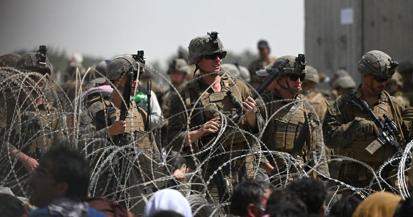 Phụ nữ và trẻ em gái tại Afghanistan đang đối diện với tương lai đen tối khi Taliban tiếp quản đất nước. Ảnh: Reuters