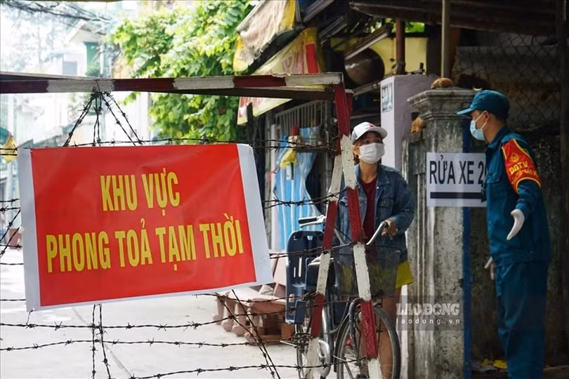 Việt Nam đang vật lộn với làn sóng Covid-19 thứ 4, với số ca nhiễm sắp tới mốc 10.000 ca, gấp nhiều lần tổng số ca nhiễm của ba đợt trước đó. Ảnh: IE