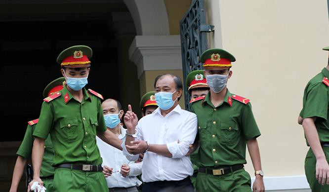 Bị cáo Lê Tấn Hùng được dẫn giải về trại giam sau phiên sơ thẩm chiều 18/12/2021. Ảnh: GVT.