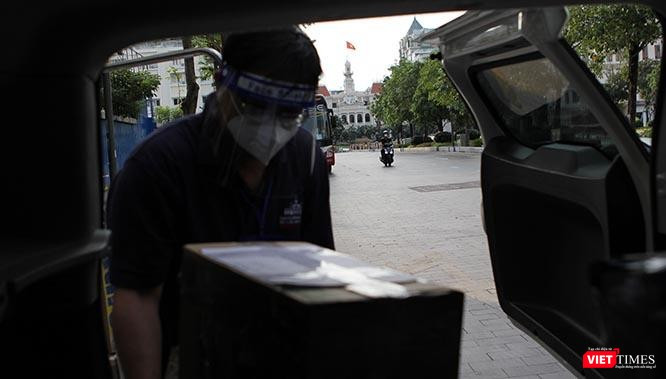 Bùi Văn Nghĩa tự nguyện làm một "shipper bất đắc dĩ" nhiều tháng nay khi Sài Gòn lâm trọng bệnh vì dịch COVID-19. Ảnh: GVT. 