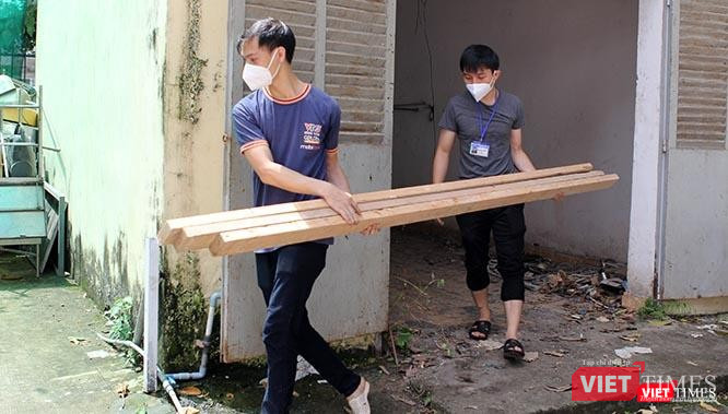 Trong khi đó hàng loạt công việc dọn dẹp hậu cần kho bãi đang rất khẩn trương...