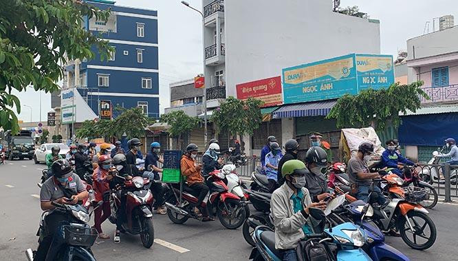 Cảnh hỗn độn khi không còn cách nào khác là dừng xe giữa đường trước các chốt chặn để rút điện thoại ra khai báo di biến động dân cư Cảnh hỗn độn khi không còn cách nào khác là dừng xe giữa đường trước các chốt chặn để rút điện thoại ra khai báo di biến động dân cư