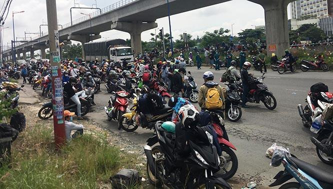 Lực lượng chức năng TP. Thủ Đức phải lập chốt chặn yêu cầu người và phương tiện không được rời thành phố sáng Chủ nhật (15-8) Lực lượng chức năng TP. Thủ Đức phải lập chốt chặn yêu cầu người và phương tiện không được rời thành phố sáng Chủ nhật (15-8)