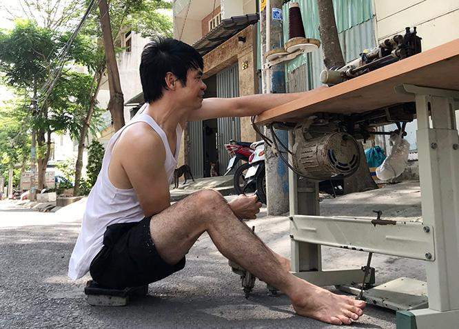 Đến nay, anh Phạm Văn Dũng vẫn miệt mài với nghề "đường kim, mũi chỉ" mà mình lựa chọn. Ảnh NVCC.