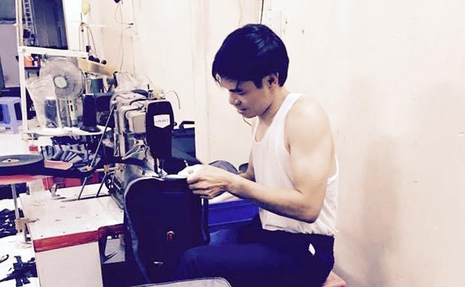 Anh Phạm Văn Dũng bắt đầu biết đọc sách ở tuổi 18, đến nay vẫn đang miệt mài tự học và mày mò với nghề sản xuất cặp sách mà mình lựa chọn. Ảnh NVCC.