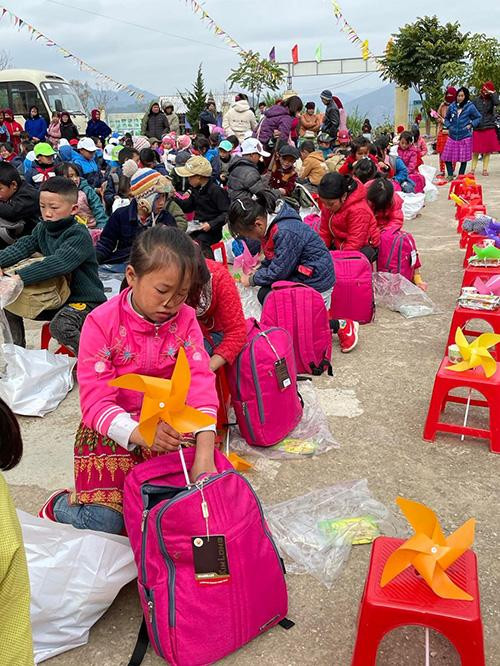 Trẻ em ở huyện miền núi Đồng Văn nơi địa đầu đất nước nhận những món quà góp sức tới trường gửi từ phương Nam xa xôi. Ảnh NVCC.