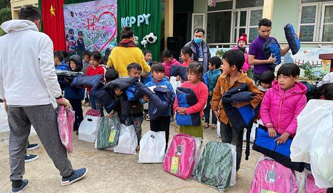 Những chiếc cặp của anh Phạm Văn Dũng đã vượt hàng ngàn kilomet để tới với trẻ em vùng cao ở huyện biên giới Đồng Văn (tỉnh Hà Giang) năm 2020. Ảnh NVCC.