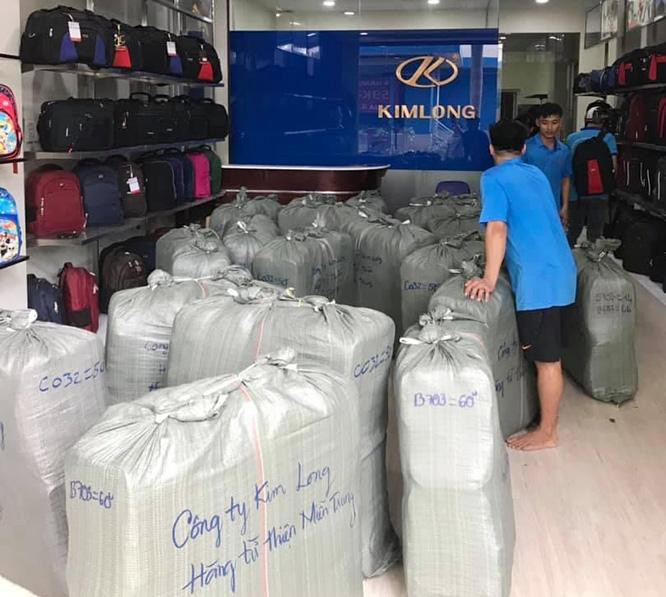 Trong năm 2020, đã có nhiều chuyến hàng với hơn 4.000 cặp học sinh mang thương hiệu Kim Long của doanh nhân Phạm Văn Dũng ngược đường quốc lộ ra miền Trung. Ảnh NVCC.