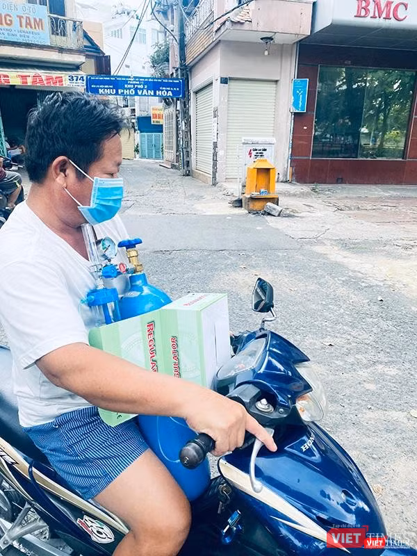 Một chiếc bình oxy như vậy là cơ hội cứu sống thêm một bệnh nhân ở TP.HCM khi dịch Covid-19 càn quét khắp thành phố. Một chiếc bình oxy như vậy là cơ hội cứu sống thêm một bệnh nhân ở TP.HCM khi dịch Covid-19 càn quét khắp thành phố.