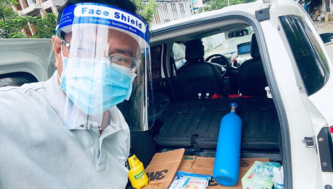 Anh Bùi Văn Nghĩa cùng chiếc xe luôn chứa sẵn bình oxy đã rong ruổi "mang oxy đến với F0" nhiều tháng nay ở TP.HCM.