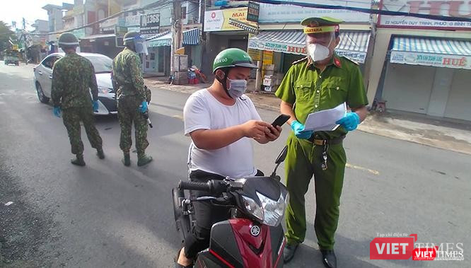 Hồi cuối tháng 8 đầu tháng 9/2021, lực lượng quân đội và công an cùng phối hợp kiểm soát người đi đường trong giai đoạn giãn cách xã hội cao điểm