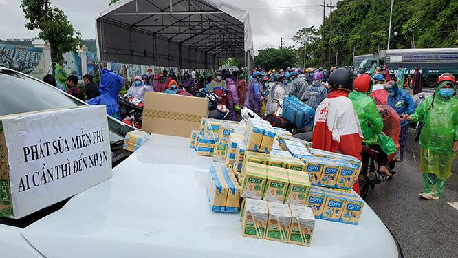 Người dân giúp nhau đón bà con từ phía Nam ngược ra Bắc tại địa phận Nghệ An. Ảnh: Q.Huy. Người dân giúp nhau đón bà con từ phía Nam ngược ra Bắc tại địa phận Nghệ An. Ảnh: Q.Huy.