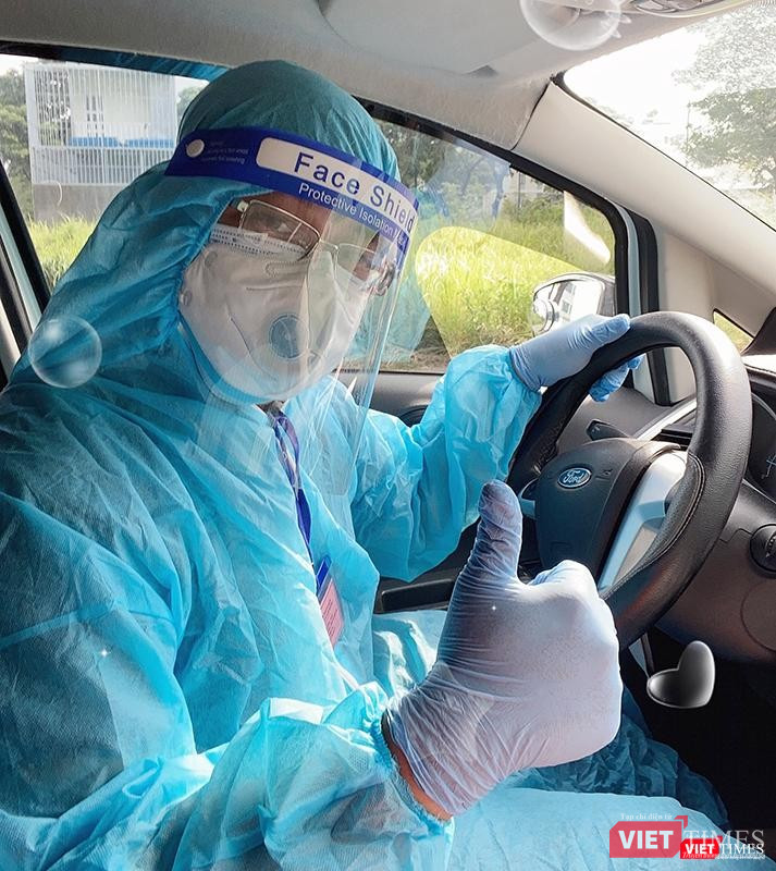 Bùi Văn Nghĩa luôn trong tình trạng bịt kín đồ phòng hộ cả ngày lẫn đêm. Bùi Văn Nghĩa luôn trong tình trạng bịt kín đồ phòng hộ cả ngày lẫn đêm.