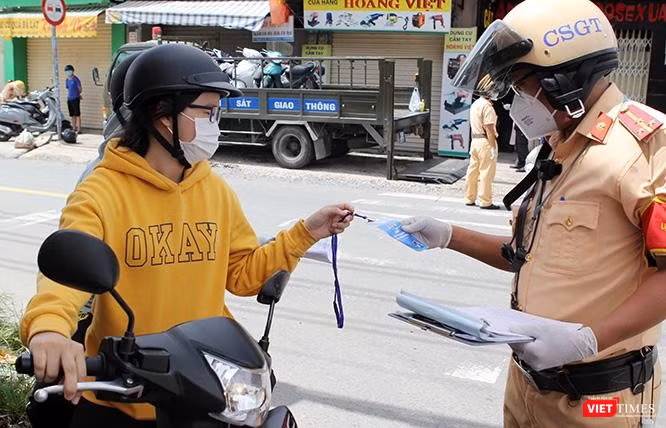 Lực lượng cảnh sát kiểm tra nghiêm ngặt giấy tờ người đi đường hồi tháng 7/2021 tại TP.HCM Lực lượng cảnh sát kiểm tra nghiêm ngặt giấy tờ người đi đường hồi tháng 7/2021 tại TP.HCM