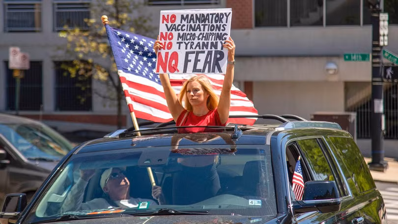 Một số nhóm phản đối tiêm vaccine ở Mỹ. Ảnh: AP