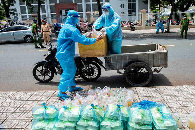 Những phần ăn tiếp sức cho người dân tìm đường về quê hương An Giang đã được chuẩn bị sẵn. Ảnh: Mạnh Hùng.