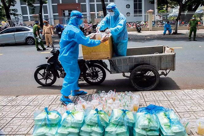 Những phần ăn tiếp sức cho người dân tìm đường về quê hương An Giang đã được chuẩn bị sẵn. Ảnh: Mạnh Hùng. Những phần ăn tiếp sức cho người dân tìm đường về quê hương An Giang đã được chuẩn bị sẵn. Ảnh: Mạnh Hùng.