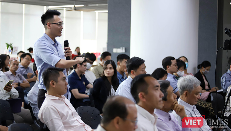 Các khách mời đang đặt câu hỏi cho các diễn giả. Ảnh: Nguyễn Luân.