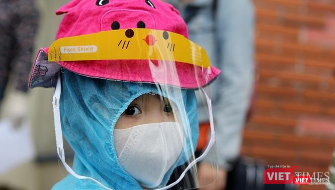 Những công dân nhí của Hà Tĩnh về từ TP.HCM được trang bị rất cẩn thận lẫn chuyên nghiệp trước khi lên tàu. Ảnh: GVT.